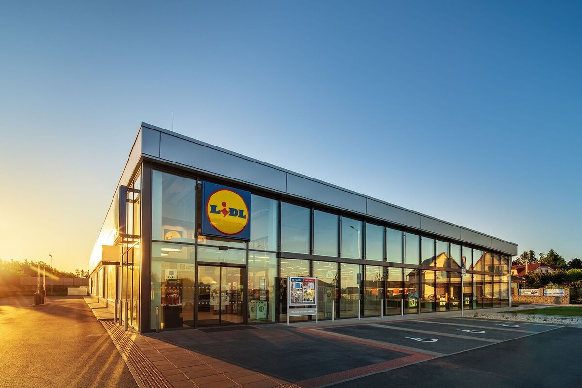 SHOPS AND SERVICES